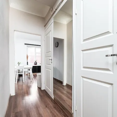 Cinema - 2-bed, 2-bath - Free Private Parking Lägenhet *