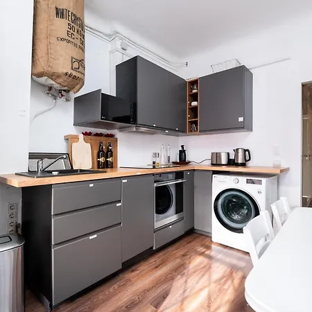 Cinema - 2-bed, 2-bath - Free Private Parking Appartement