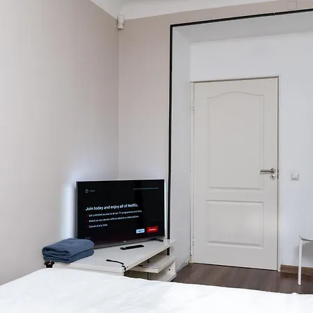 Cinema - 2-bed, 2-bath - Free Private Parking *