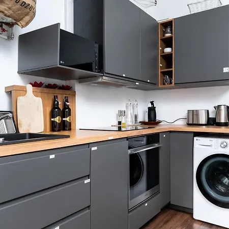 Cinema - 2-bed, 2-bath - Free Private Parking Appartement *