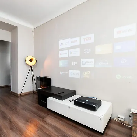 Cinema - 2-bed, 2-bath - Free Private Parking Appartement