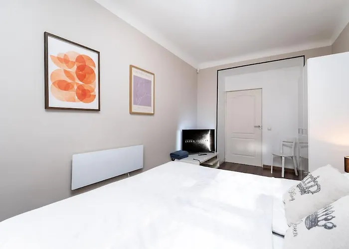 Cinema - 2-bed, 2-bath - Free Private Parking דירה *