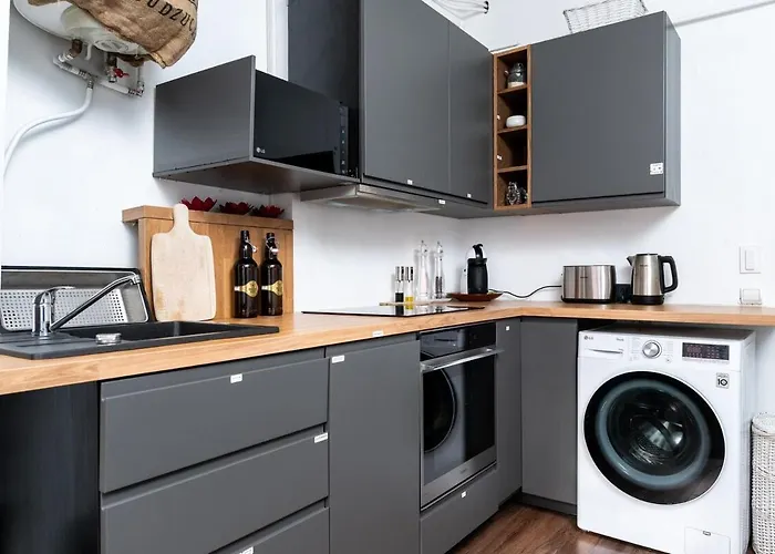 Cinema - 2-bed, 2-bath - Free Private Parking