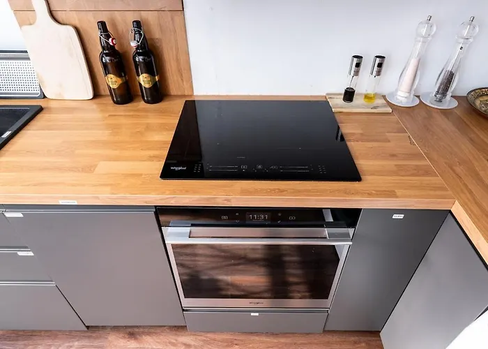 Cinema - 2-bed, 2-bath - Free Private Parking דירה טאלין