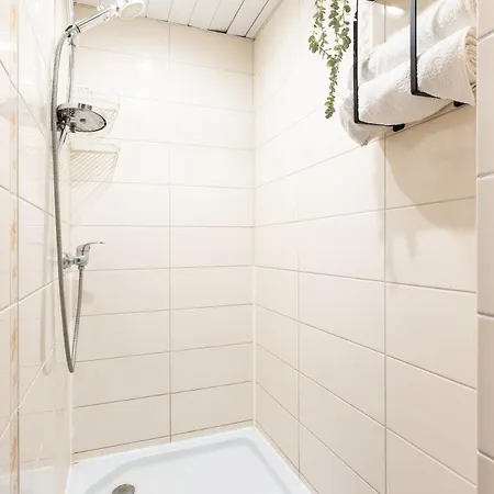Cinema - 2-bed, 2-bath - Free Private Parking 아파트 *