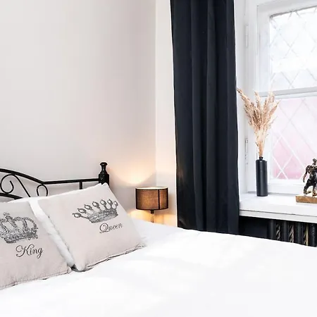 Cinema - 2-bed, 2-bath - Free Private Parking 아파트 *
