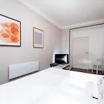 Cinema - 2-bed, 2-bath - Free Private Parking Appartement *