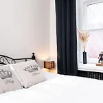 Cinema - 2-bed, 2-bath - Free Private Parking Appartement *