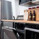 Cinema - 2-bed, 2-bath - Free Private Parking Appartement *