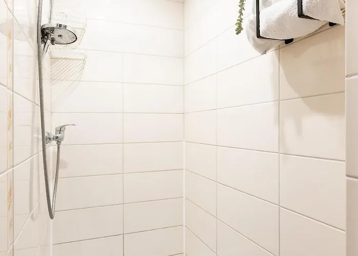 Cinema - 2-bed, 2-bath - Free Private Parking Apartment *