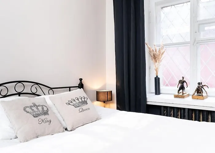 Cinema - 2-bed, 2-bath - Free Private Parking Apartment *